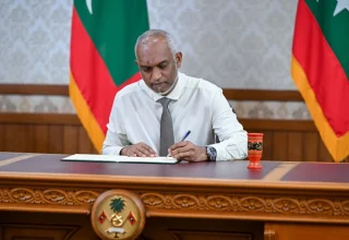 ރައްޔިތުންގެ މަޖިލީހުން ފާސްކުރެއްވި ހަތް ބިލެއް ތަޞްދީޤުކުރެއްވުމުގެ ރަސްމިއްޔާތުގެ ތެރެއިން. ފޮޓޯ: ރައީސް އޮފީސް
