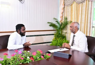 ރައްޔިތުންގެ އަޑު ޕްރޮގްރާމުގައި ރައީސް ޑރ. މުޢިއްޒު ރައްޔިތަކާ ބައްދަލުކުރައްވަނީ - ފޮޓޯ: ރައީސް އޮފީސް
