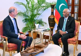 ވޯލްޑް ބޭންކުގެ ދެކުނު އޭޝިއާގެ ނައިބު ރައީސް، ރައީސްގެ އަރިހަށް އިހުތިރާމްގެ ޒިޔާރަތެއް ކުރެއްވުން/ ފޮޓޯ: ރައީސް އޮފީސް