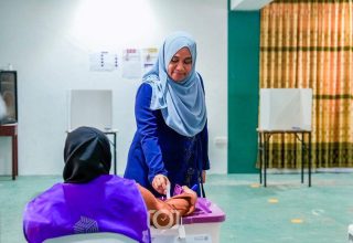 ރައީސުލްޖުމްހޫރިއްޔާގެ އަނބިކަބަލުން މެޑަމް ސާޖިދާ ވޯޓުލައްވައިފި ފޮޓޯ: ވަގުތު