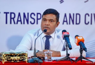 މިނިސްޓަރ އޮފް ޓްރާންސްޕޯޓް އެންޑް ސިވިލް އޭވިއޭޝަން މުޙައްމަދު އަމީންއާއި ސުވާލު ކުރުން