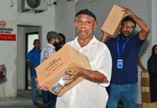 މަސްދަޅު ކޭސް ނަގަނީ. ގިނަ ބަޔަކު ވަނީ މަސްދަޅު ކޭސް ބަލާ ނުކުމެފައި.ފޮޓޯ: މިހާރު