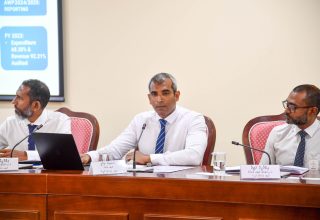 ރައްޔިތުންގެ މަޖިލީހުގެ މާލިއްޔަތު ކޮމިޓީގެ ބައްދަލުވުމުގައި އޮޑިޓަރ ޖެނެރަލް ހަސަން ނިޔާޒީ ވާހަކަ ދައްކަވަނީީ/ ފޮޓޯ: މަޖިލިސް