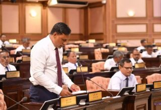 ހުޅުމާލެ ދެކުނު ދާއިރާގެ އެމްޑީޕީގެ މެންބަރު ޑރ. އަހުމަދު ޝަމްހީދު:----ފޮޓޯ: މަޖިލިސް