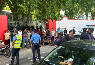 މުޒާހަރާކުރި ބައެއް ބިދޭސީން މަޖީދިއްޔާ ސްކޫލު ކައިރީގައި/ ފޮޓޯ: ސޯޝަލް މީޑީއާ