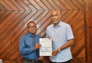 ފުޅަދޫ ކައުންސިލްގެ ރައީސް އެމްޑީޕީ ދޫކޮށް ޕީއެންސީއަށް ސޮއިކުރެއްވުން/ ފޮޓޯ: ފައިލް