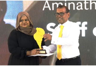"ސަންގު ސްޓާފް އޮފް ދި އިޔާ" އެވޯޑު ސަންގުގެ ހިއުމަން ރިސޯސް (އެޗްއާރް) އެންޑް އެޑްމިން، އާމިނަތު ނިޝްފާ ހާސިލުކުރުން/ ފޮޓޯ: ސަންގު
