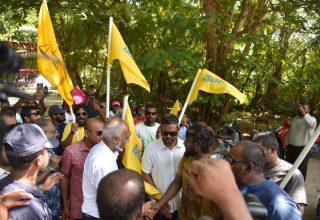 ކެލާގައި އަޑުއުލަމުން ދިޔަ އެމްޑީޕީގެ މެމްބަރުންނާއި މުއިއްޒު ސަލާމް ކުރެއްވުން/ ފޮޓޯ: ކެމްޕެއިން ޓީމް