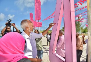 ކެމްޕެއިނަށް ވަޑައިގަތުމުން މ. ދިއްގަރުން މުއިއްޒަށް ހޫނު މަރުހަބާއް/ ފޮޓޯ: ކެމްޕެއިން ޓީމް