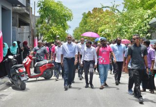 މެންދުރުގެ ހޫނު ވަގުތުގައި ވެސް މުއިއްޒު ވިލިނގިލިއަށް ވަޑައިގަތުމުން ގިނަ ބަޔަކު ވަނީ މަރުހަބާ ކިއުމަށް ނިކުމެފައި/ ފޮޓޯ: ކެމްޕެއިން ޓީމް