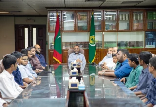 ރަމަޟާން މަހު މާލޭގައި ތަރާވީސް ނަމާދު ކުރާ ޒުވާން ޚާފިޡުންނާއި ބައްދަލުކުރެއްވުން