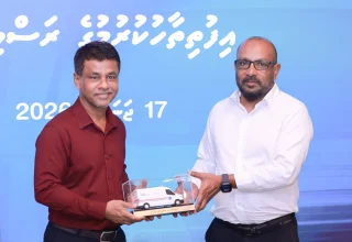 އަތޮޅުތަކުގެ 56 ރަށަކަށް ބޭނުންވާ އެމްބިއުލާންސްތައް ހަވާލުކުރުން/ ފޮޓޯ: ހެލްތް މިނިސްޓްރީ