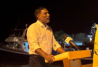 ރައްޔިތުންގެ މަޖިލީހުގެ ހުޅުމާލެ ދެކުނު ދާއިރާގެ މެމްބަރު ޑރ އަހުމަދު ޝަމްހީދު އެމްޑީޕީ އައްޑޫ ޖަލްސާގައި ވާހަކަ ދައްކަވަނީ/ ފޮޓޯ: ސަންގު