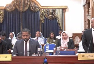 ދަ ޑިމޮކްރެޓްސްގެ ފަރާތުން ހެންވޭރު ހުޅަނގު ދާއިރާގެ މެންބަރު ހަސަން ލަތީފް މަޖިލީހުގައި ވަކާލާތު ކުރައްވަނީ.