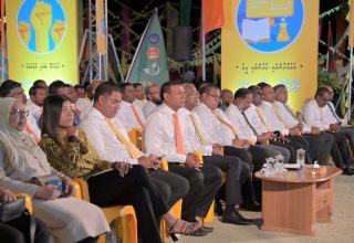 އެމްޑީޕީއިން މިއަހަރުގެ އިންތިހާބަށް ހުށައަޅާ މެނިފެސްޓޯގެ ފުރަތަމަ ބައި އިފްތިތާހުކުރުމަށް ކުޑަހުވަދޫގައި ބޭއްވި ޖަލްސާގެ ތެރެއިން.