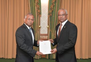 ރައީސް ސާލިހު އަދި އެމްއެމްއޭގެ ގަވަނަރު އަލީ ހާޝިމް: ފޮޓޯ/ ރައީސް އޮފީސް