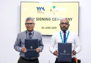 މާލޭގެ ނޯތު ހާބަރު ތަރައްޤީކުރުމަށް މިނިސްޓްރީ އޮފް ޓްރާންސްޕޯޓާ އެމްޕީއެލް އާއި ދެމެދު އެއްބަސްވުމެއްގައި ސޮއިކުރުން/ ފޮޓޯ: ޓްރާންސްޕޯޓު
