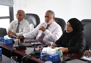 އެޗްއާރްސީއެމްގެ ރައީސް ރަމީލާއާއި ކޮމިޝަނުގެ ބައެއް މެމްބަރުން ބައްދަލުވުމެއްގައި --