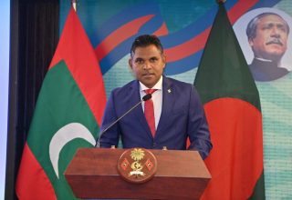 ބަންގްލަދޭޝްގެ މިނިވަންދުވަހާއި ޤައުމީ ދުވަސް ފާހަގަކުރުމުގެ ގޮތުން، ދިވެހިރާއްޖޭގައި ހުންނަ ބަންގަލަދޭޝްގެ ހައިކޮމިޝަނުން އިންތިޒާމުކޮށްގެން ރޭ ޖެން މޯލްޑިވްސްގައި ބޭއްވި ހަފުލާގައި ނައިބު ރައީސް ވާހަކަދައްކަވަނީ.