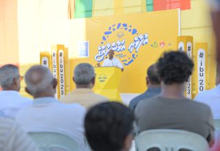 ގުޅިފައިވާ ސިޔާސީ ޕާޓީތަކުގެ ކެނޑިޑޭޓު ރައީސުލްޖުމްހުރިއްޔާ އިބްރާހީމް މުހައްމަދު ސާލިހު ކެމްޕެއިން ޖަލްސާގައި.