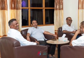 ރައީސް ޔާމީނާއި ރައީސް ނަޝީދު ތިނަދޫ ސިޓީގެ މޭޔަރ ސައުދު އަލީއާއެކު ބައްދަލުކުރެއްވުމުގެ ތެރެއިން --