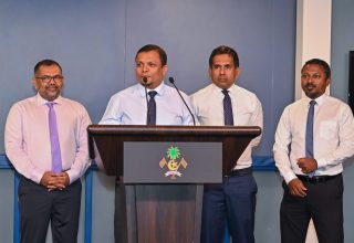 ރައީސް އޮފީހުގައި ބޭއްވި ނޫސްވެރިންގެ ބައްދަލުވުމުގައި ފިނޭންސް މިނިސްޓަރ މުހައްމަދު ޝަފީގު މައުލޫމާތުދެއްވަނީ.