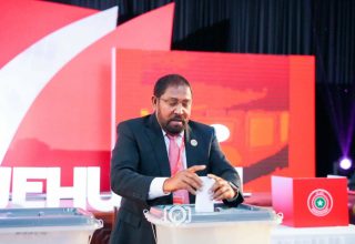 ޖޭޕީގެ 4 ވަނަ ގައުމީ ކޮންފަރެންސްގައި ބޭއްވި އެ ޕާޓީގެ އެތެރޭގެ އިންތިހާބުގައި ޕާޓީގެ ލީޑަރު ގާސިމް އިބްރާހީމް ވޯޓުލައްވާ މަންޒަރު.
