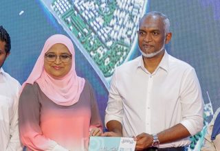 އައިޝަތު އާޒިމާ ޝަކޫރު، ރައީސުލްޖުމްހުރިއްޔާ ޑރ މުހައްމަދު މުއިއްޒާއިއެކު.