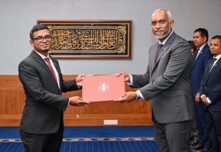 ޤާނޫނު ނަންބަރު 6/81 (މޯލްޑިވްސް މަނިޓަރީ އޮތޯރިޓީގެ ޤާނޫނު 1981) ގެ 6 ވަނަ މާއްދާގެ (3) ވަނަ ނަންބަރުގައިވާ ގޮތުގެމަތިން، މޯލްޑިވްސް މަނިޓަރީ އޮތޯރިޓީގެ ގަވަރުނަރުގެ މަގާމަށް، ދަފްތަރު. ނަންބަރު ރސ 13099، އަލްފާޟިލް އަޙްމަދު މުނައްވަރު ރައީސުލްޖުމްހޫރިއްޔާ ޑޮކްޓަރ މުޙައްމަދު މުޢިއްޒު މިއަދު ޢައްޔަނުކުރައްވައިފިއެވެ.

ގަވަރުނަރުކަމަށް އައްޔަނުކުރެއްވިކަމުގެ ލިޔުން، އަޙްމަދު މުނައްވަރަށް ރައީސް ހަވާލުކުރެއްވީ، އެކަމަށްޓަކައި މިއަދު ހެނދުނު ރައީސުލްޖުމްހޫރިއްޔާގެ އޮފީހުގައި ބޭއްވެވި ރަސްމިއްޔާތެއްގައެވެ.

މި ރަސްމިއްޔާތަށްފަހު ރައީސް ވަނީ އަޙްމަދު މުނައްވަރާއި ބައްދަލުކުރައްވާފައެވެ.

އެގޮތުން މި ބައްދަލުކުރެއްވުމުގައި ރައީސް އާއި ގަވަރުނަރު ވަނީ ރާއްޖޭގެ އިޤްތިޞާދީ ޙާލަތާ ގުޅޭގޮތުން މަޝްވަރާ ކުރައްވާފައެވެ. އަދި ފައިނޭންސްގެ ދާއިރާއާއި ގުޅޭ އެހެން މުވައްސަސާތަކާ ގުޅިގެން މަސައްކަތް ކުރެއްވުމަށް ރައީސް ބާރުއެޅުއްވިއެވެ.

މި ބައްދަލުކުރެއްވުމުގައި ވާހަކަފުޅު ދައްކަވަމުން މޯލްޑިވްސް މަނިޓަރީ އޮތޯރިޓީގެ ގަވަރުނަރު ވިދާޅުވީ ޤައުމުގެ އިޤްތިޞާދު ކުރިއެރުވުމަށް ސަރުކާރުން ކުރައްވާ މަސައްކަތްތަކަށް ފުރިހަމައަށް އެއްބާރުލުން ދެއްވާނެކަމަށެވެ.

މޯލްޑިވްސް މަނިޓަރީ އޮތޯރިޓީގެ ގަވަރުނަރުގެ މަޤާމަށް އަޙްމަދު މުނައްވަރަކީ ޢައްޔަނު ކުރެއްވުން.