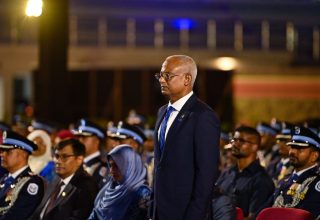 ދިވެހި ފުލުހުންގެ 90 ވަނަ އަހަރީ ދުވަސް ފާހާގަކުރުމުގެ ރަސްމިއްޔާތުގައި ރައީސުލްޖުމްހޫރިއްޔާ ބައިވެރިވެ ވަޑައިގެންނެވުން.