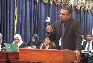 އެމްޑީޕީގެ ގާނޫނީ ވަކީލު އަހުމަދު އަބްދުﷲ އަފީފް ސްޕްރީމް ކޯޓުގައި ކުރިއަށްދާ ރައީސް ނަޝީދުގެ އިތުބާރު ނެތްކަމުގެ މައްސަލައިގައި ވާހަކަދައްކަވަނީ.