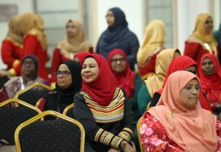 އޮގަސްޓް އިން 8 އޮގަސްޓުގެ ނިޔަލަށް އިސްރަށްވެހިންގެ ނާދީގައި ހިންގާ ހަރަކާތްތައް އާންމުކުރުން.