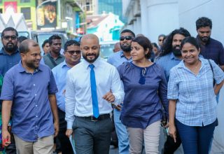 އެމްއާރުއެމްގެ ރައީސް ފާރިސް މައުމޫނު އެ ޕާޓީގެ މެންބަރުންނާއިއެކު.