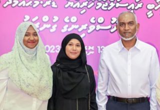 ޑެޕިއުޓީ މިނިސްޓަރުކަމުގެ މަގާމުގައި ތިއްބެވި މަލްޝާ އާއި ޝިއުނާ ރައީސް މުއިއްޒާއިއެކު.