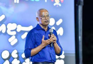ރައީސުލްޖުމްހޫރިއްޔާ އައްޑޫ ސިޓީގެ ރައްޔިތުންނާ އެކު ރޭގަނޑުގެ ފަރިއްކޮޅެއްގައި ބައިވެރިވެވަޑައިގެންނެވުން.