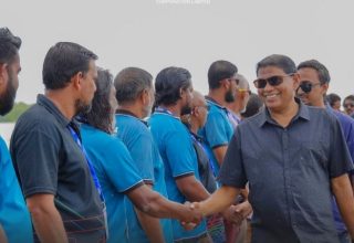 ފެނަކައިގެ އެމްޑީ އަފީފް އެ ކުންފުނީގެ މުވައްޒަފުންނާއެކު -- ފޮޓޯ: ފެނަކަ
