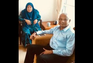 ކުރީގެ ރައީސް އިބްރާހީމް މުހައްމަދު ސޯލިހުގެ މަންމާފުޅު މުއުމިނާ ހުސައިން ފުޅާއިއެކު.